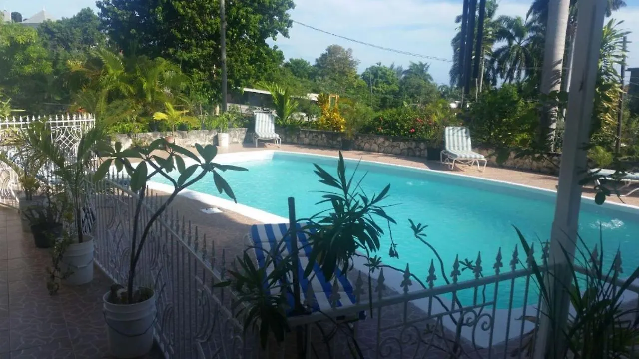 Hotell Chaudhry Second Floor Single Suite Montego Bay
